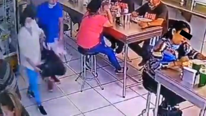 ¡Y nadie se dio cuenta! Mujer asalta a otra en plena taquería (VIDEO)
