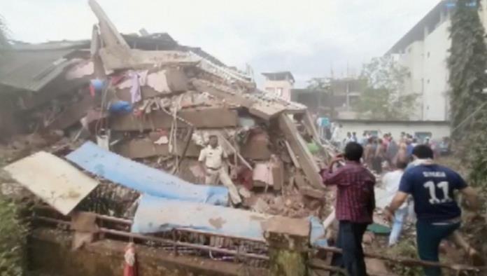 Al menos 90 personas atrapadas bajo escombros tras derrumbe de edificio en Mumbái
