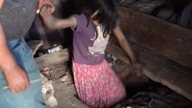 Niña de 9 años fue “encerrada” en un hoyo bajo la cama durante meses; culpan a su tío