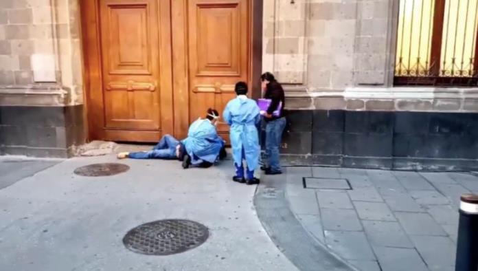 Hombre sospechoso de COVID-19 llega a Palacio Nacional y pide ayuda (VIDEO)