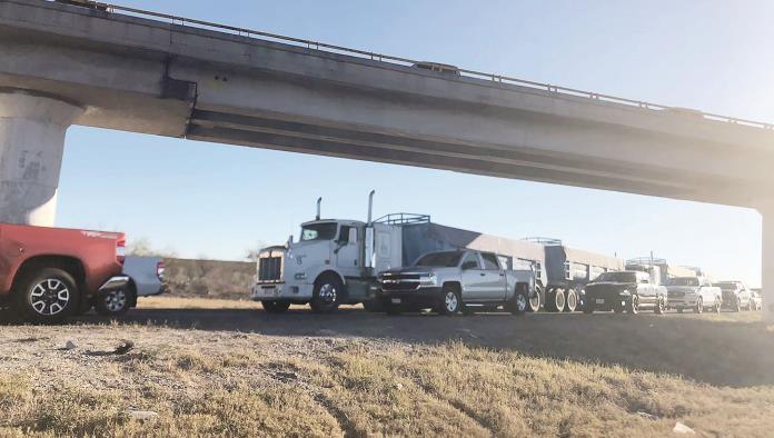 Abarrotan paisanos  autopista y puente