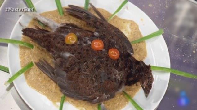 ¡El peor platillo del mundo! presentan un pájaro muerto y crudo en MasterChef (VIDEO)