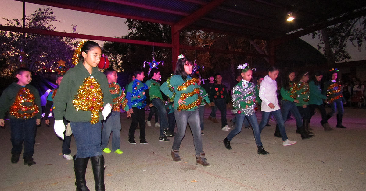 Escuela primaria Modelo clausura el año con festival navideño