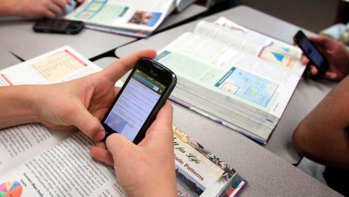 Descubre cual es la primera ciudad en prohibir el uso de celulares en salones de clase