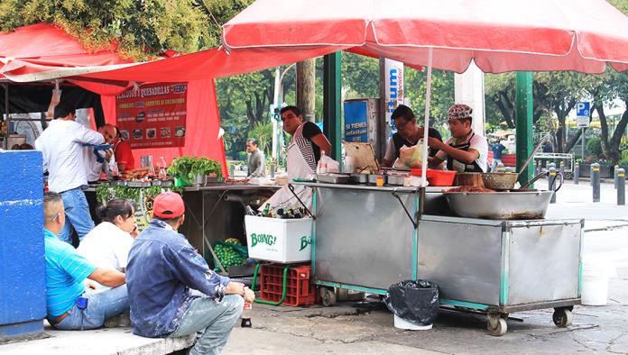 Vigilan inspectores puestos de comida