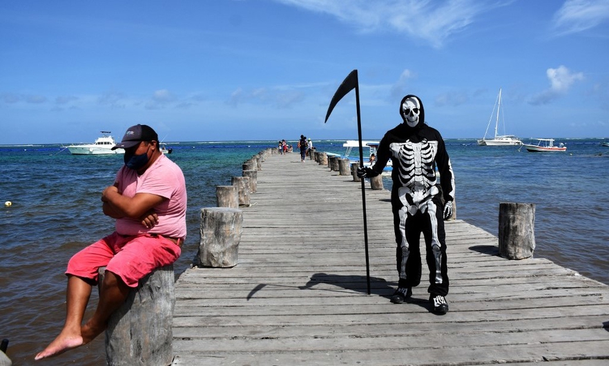 La muerte persigue a turistas en playa de Quintana Roo por coronavirus