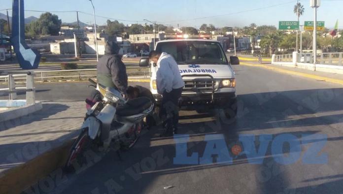 Embiste cafre a pareja en moto