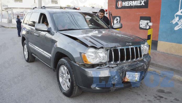 Chocan a policía