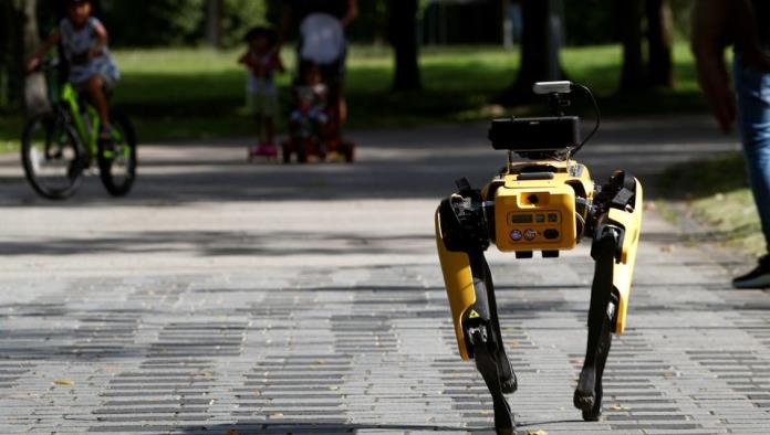 Perro robot vigila los parques de Singapur para mantener la sana distancia