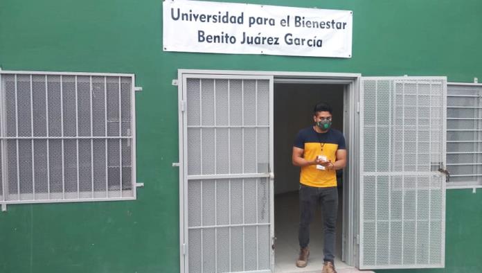 Entregan becas de la universidad Benito Juárez