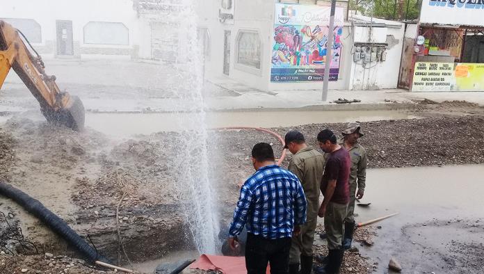 Reparan tubería en la Román Cepeda