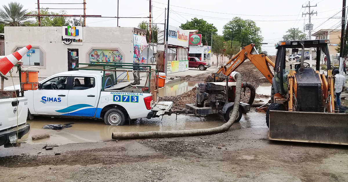 Reparan tubería en la Román Cepeda