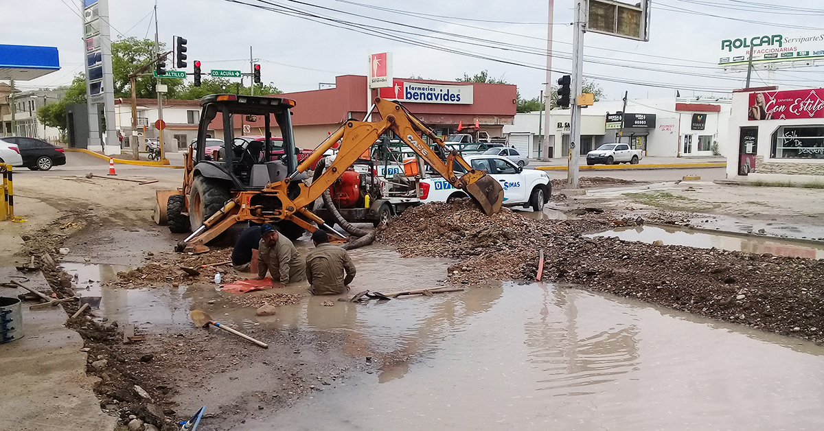 Reparan tubería en la Román Cepeda