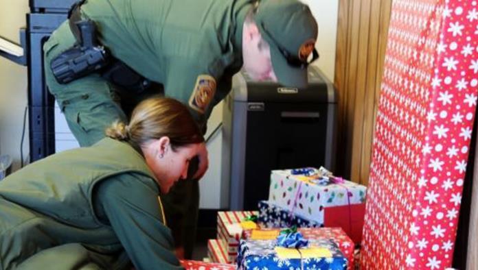 Entrega regalos la Patrulla Fronteriza