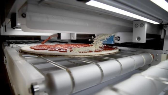 Robot debutará cocinando 300 pizzas por hora
