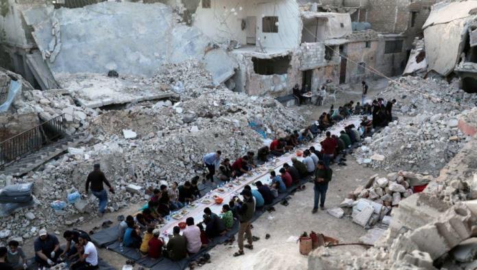 Entre ruinas, comunidad siria se reúne por comida del Ramadán