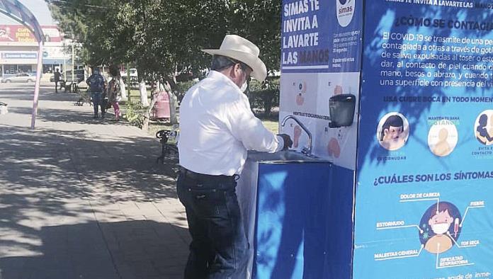 Instalan en la plaza lavamanos portátil