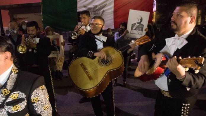 Decenas ignoran petición de AMLO y le llevan serenata hasta Palacio Nacional