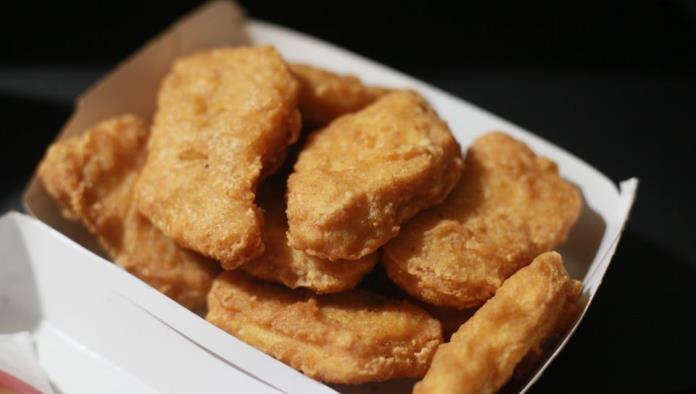 Madre le exige $600 dólares a niñera por darles nuggets de McDonald’s a sus hijos veganos