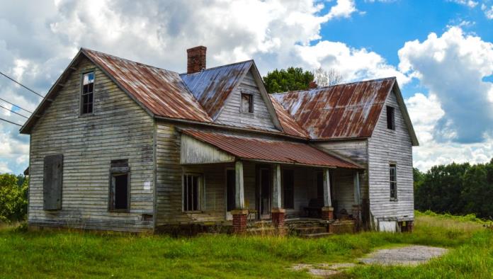 Compra casa abandonada y en ruinas sin imaginarse el tesoro que encontraría dentro de ella