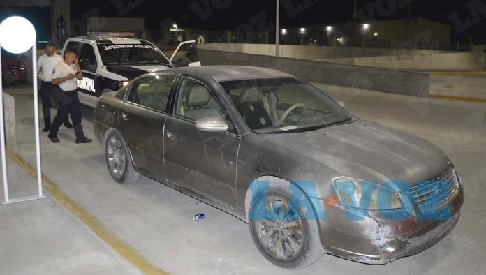 Abandonan auto en Mall