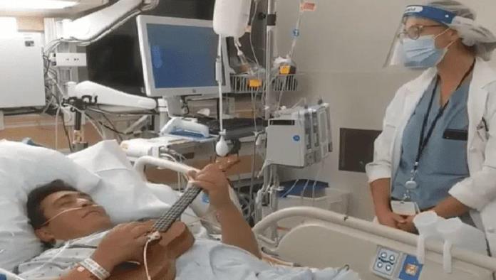 Doctora y paciente cantan juntos en cuarto de hospital