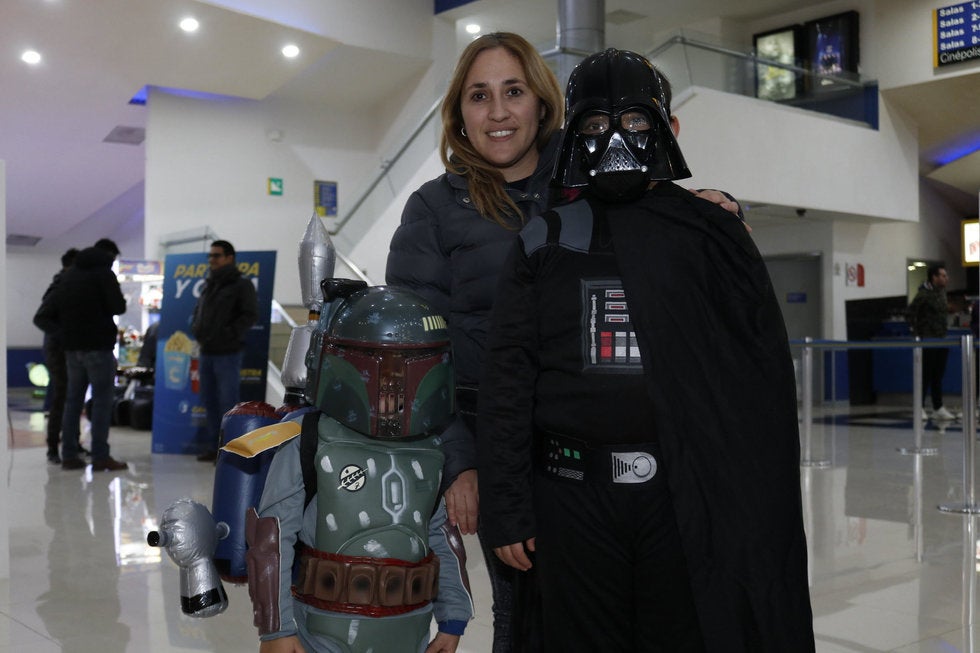 Sin importar el frío, saltillenses ‘vuelan’ a los cines por nueva película de Star Wars