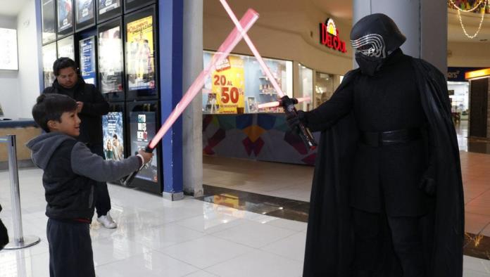 Sin importar el frío, saltillenses ‘vuelan’ a los cines por nueva película de Star Wars