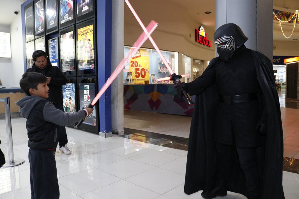 Sin importar el frío, saltillenses ‘vuelan’ a los cines por nueva película de Star Wars