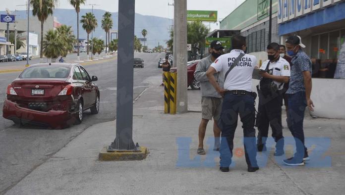 Le arranca defensa a automóvil