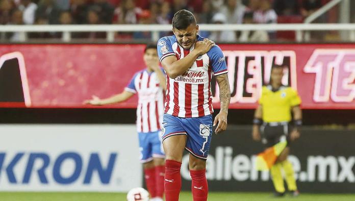 Chivas ‘pierde’ a Alexis Vega, suspendido por lesión