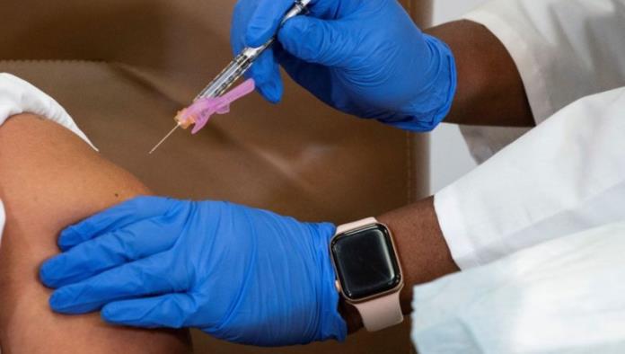 Vacuna de Moderna podría causar efectos secundarios en personas con cirugías estéticas