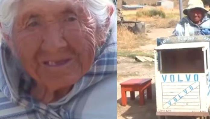 VIDEO: Abuelita viaja en un camión de juguete para cobrar su bono