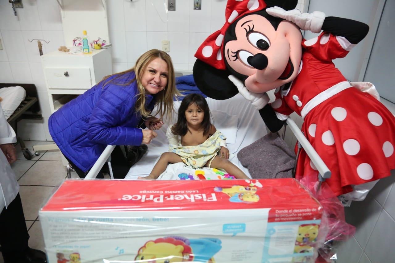 LLEVA MARCELA GORGÓN REGALOS A NIÑOS HOSPITALIZADOS EN SALTILLO