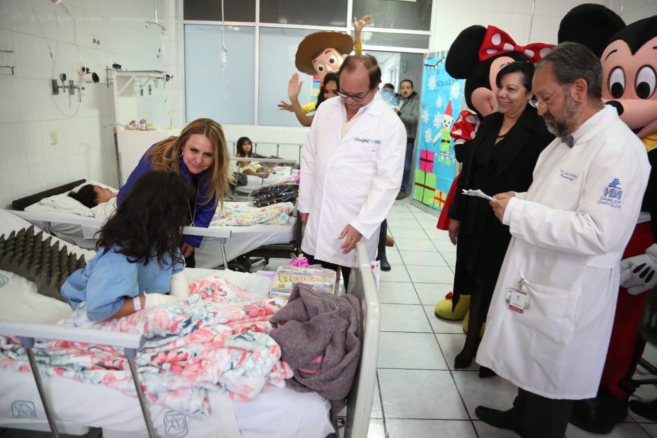 LLEVA MARCELA GORGÓN REGALOS A NIÑOS HOSPITALIZADOS EN SALTILLO