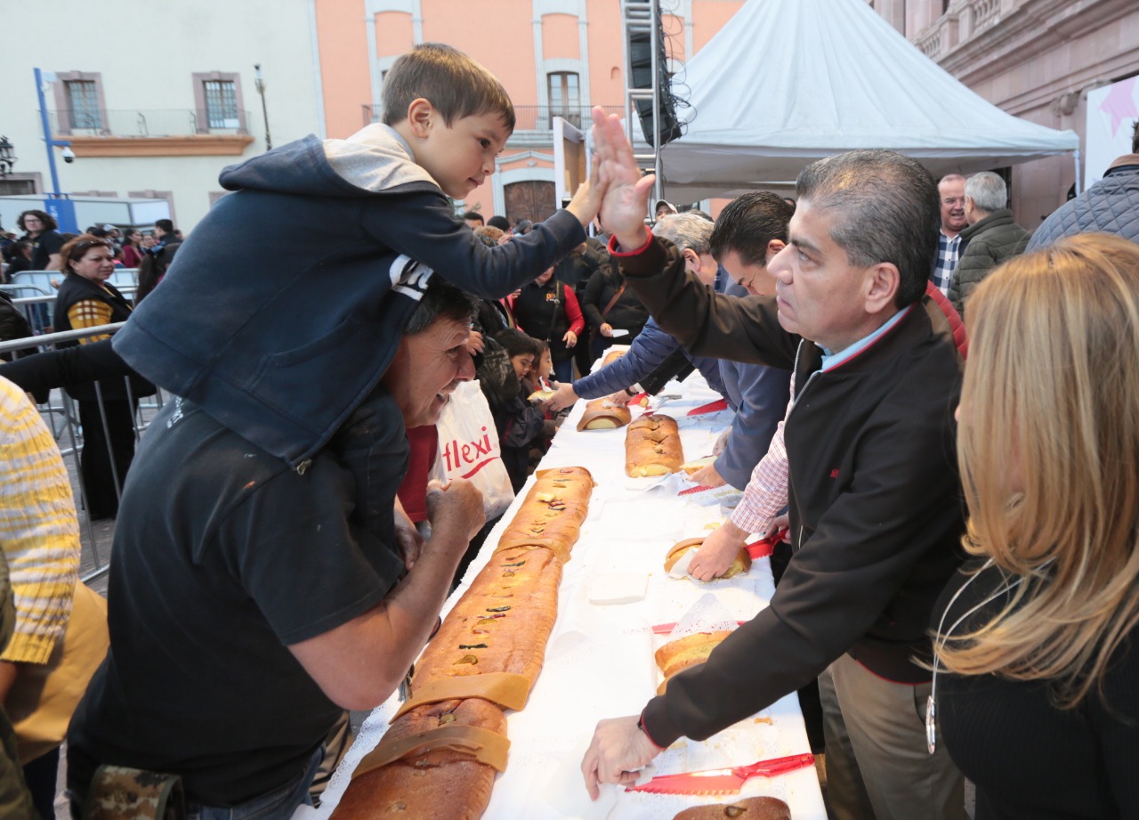 COMPARTEN MARS Y MARCELA GORGÓN, ROSCA DE REYES CON MÁS DE 6 MIL COAHUILENSES