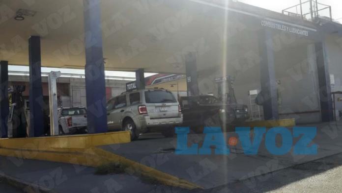 Dan boquetazo en gasolinera