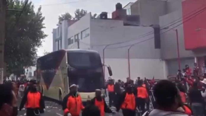 Fans del Deportivo Toluca atacan autobús del Club América