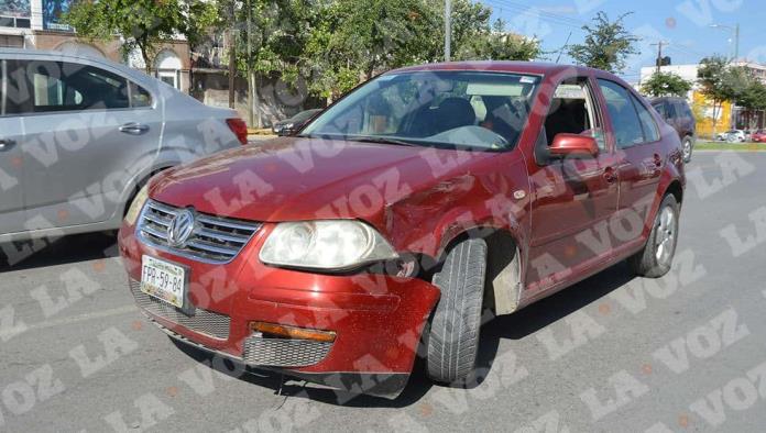 Se le ‘mete’ a camioneta