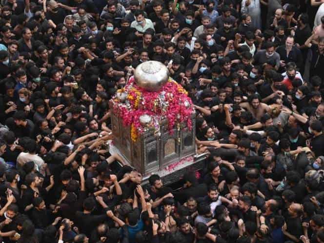 Desdeñan el covid en Pakistán y miles marchan en procesión religiosa