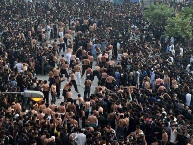 Desdeñan el covid en Pakistán y miles marchan en procesión religiosa