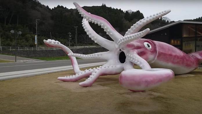 Noto, Japón, gasta ayuda para combatir Covid-19 en estatua de calamar gigante