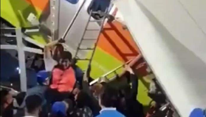 VIDEO: Rescatan a pasajeros del tren del Metro que se desplomó