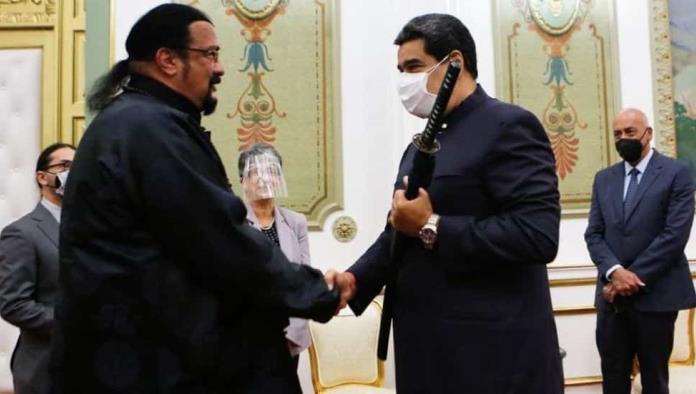 Nicolás Maduro empuña una espada samurái que le regaló el actor Steven Seagal