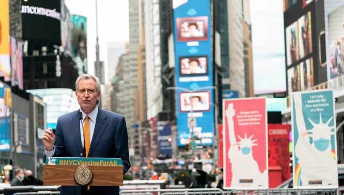 Vacunación gratis para los turistas en Nueva York: el plan del alcalde Bill de Blasio