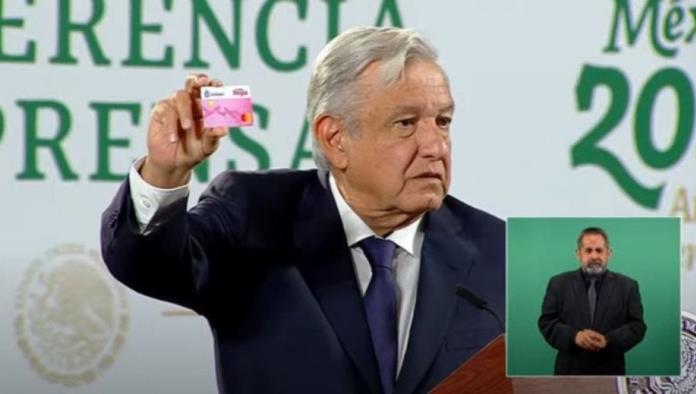 AMLO exhibe en la mañanera, tarjeta rosa de Adrián de la Garza