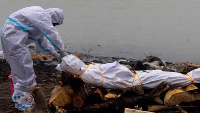 India: Tiran cadáveres de víctimas de covid en el río Ganges