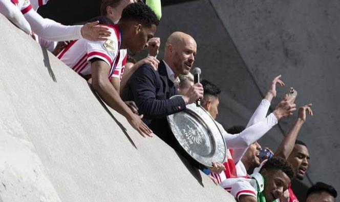 Ajax funde su trofeo para repartirlo entre aficionados