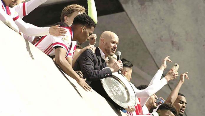 Ajax funde su trofeo para repartirlo