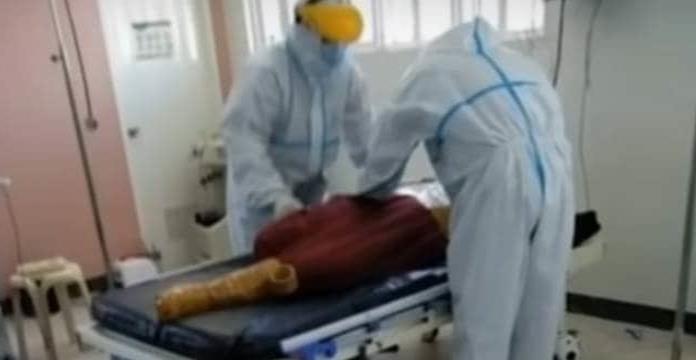 Lo confunden por paciente Covid-19 y muere; termina envuelto como momia (VIDEO)